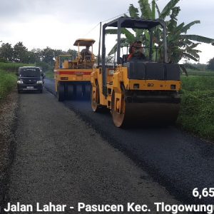 Hari ini, Jumat (20/Mei) 2022 berlangsung pengaspalan untuk paket pekerjaan rehabilitasi ruas jalan Pasucen, Kecamatan Trangkil - Lahar, Kecamatan Tlogowungu.(Foto:SN/dok-min)