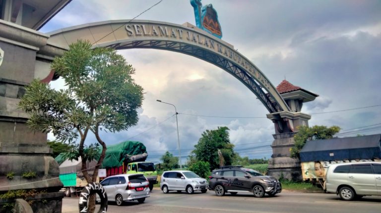 Taman Tugu Batas Wilayah Dilengkapi dengan 42 Replika Gunungan