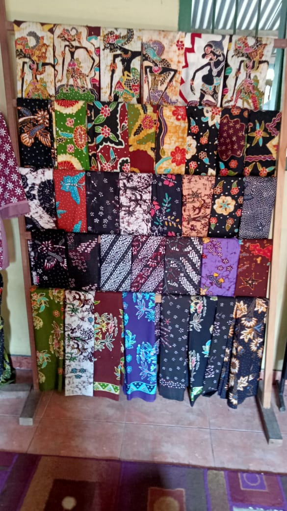 Display produk batik IKM Batik Adisa milik Juwati di Desa Bakaran Kulon, Kecamatan Juwana, Pati