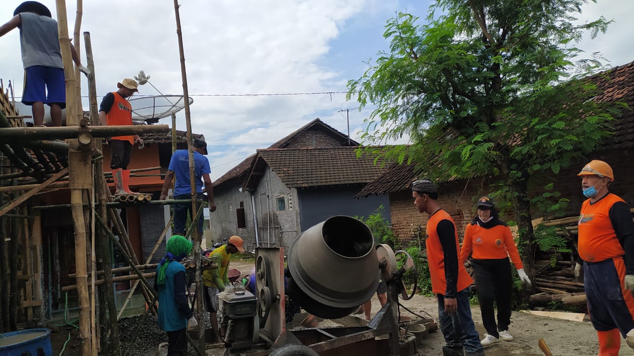 Relawan Forum Relawan Penanggulangan Bencana (FRPB) bakti sosial mendirikan bangunan Madin Al-Hidayah di Dadirejo, Margorejo, Pati, Sabtu (21/5/2022)