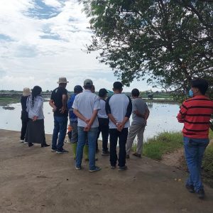 Pengecekan pelaksanaan paket pekerjaan penggalian kolam tambat kapal di kawasan Pulau Seprapat Juwana oleh jajaran terkait, termasuk pihak direksi rekanan pemenang tender paket pekerjaan tersebut, Sabtu (21/Mei) 2022 hari ini.(Foto:SN/dok-liq)