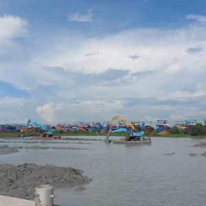 Penggalian kolam tambat kapal di kawasan Pulau Seprapat Juwana terus dilakukan alat berat yang diterjukan oleh pihak rekanan ke lokasi pekerjaan tersebut.(Foto:SN/dok-liq)