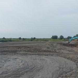 Karena hujan masih terus mengguyur, maka pengambilan tanah galian dari kolam ke tempat pembuangan selama dua hari ini berhenti, karena terkendala akses jalan.(Foto:SN/dok-liq)