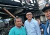Kepala Desa Doropayung, Kecamatan Juwana, Sugeng Legianto (kiri) bersama tokoh masyarakat Juwana Mustamaji (tengah) dan Supar (kanan) saat berada di lokasi kebakaran.(Foto:SN/dok-sup)