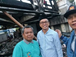 Kepala Desa Doropayung, Kecamatan Juwana, Sugeng Legianto (kiri) bersama tokoh masyarakat Juwana Mustamaji (tengah) dan Supar (kanan) saat berada di lokasi kebakaran.(Foto:SN/dok-sup)