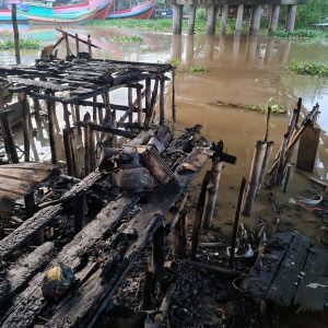 Puing reruntuhan rumah petak tempat tinggal warga RT 0 / RW 0 sisi barat bawah Jembatan Juwana I yang  Minggu dinihari tadi terbakar.(Foto:SN/dok-sup)