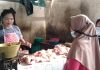 Sri Mulyani saat berinteraksi dengan pembeli di Pasar Puri Pati