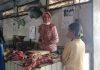 Inayati saat berinteraksi dengan pembeli di Pasar Puri Pati