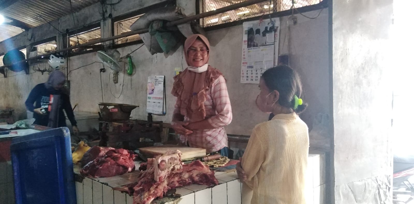 Inayati saat berinteraksi dengan pembeli di Pasar Puri Pati