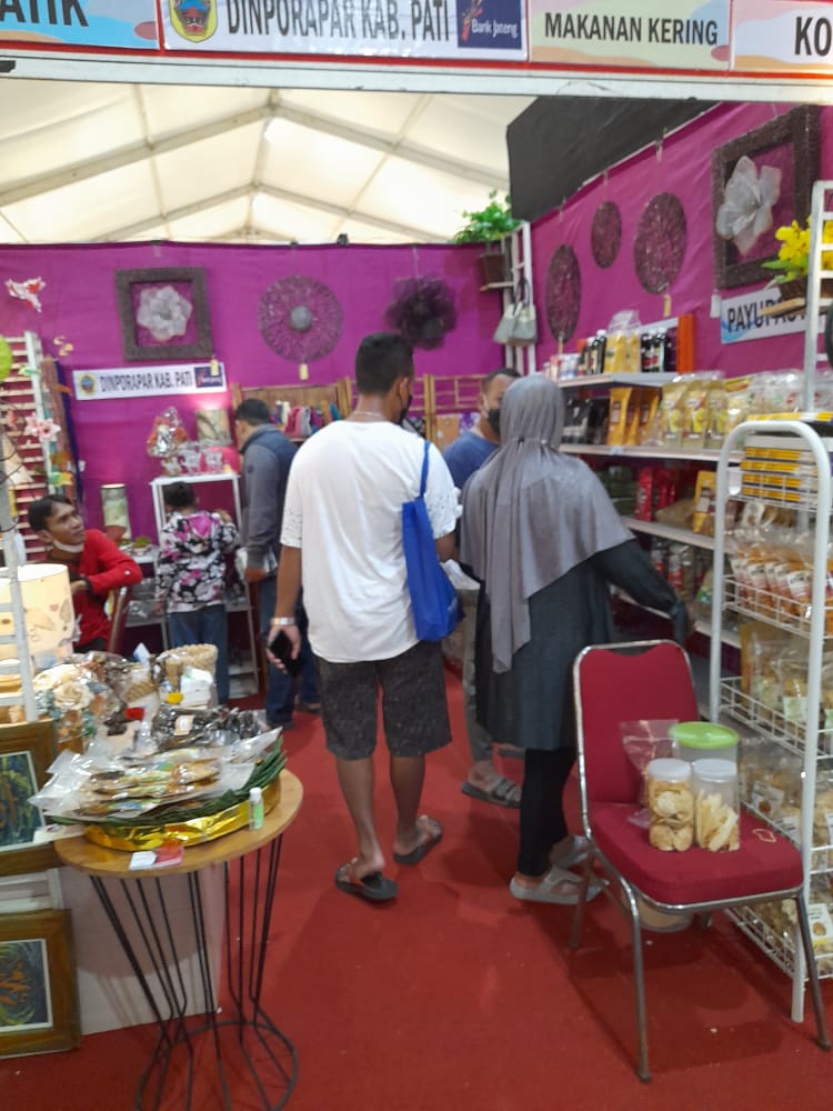 Beberapa orang terlihat mengunjungi stan IKM di pameran Salatiga Nasional Hybrid Expo 2022