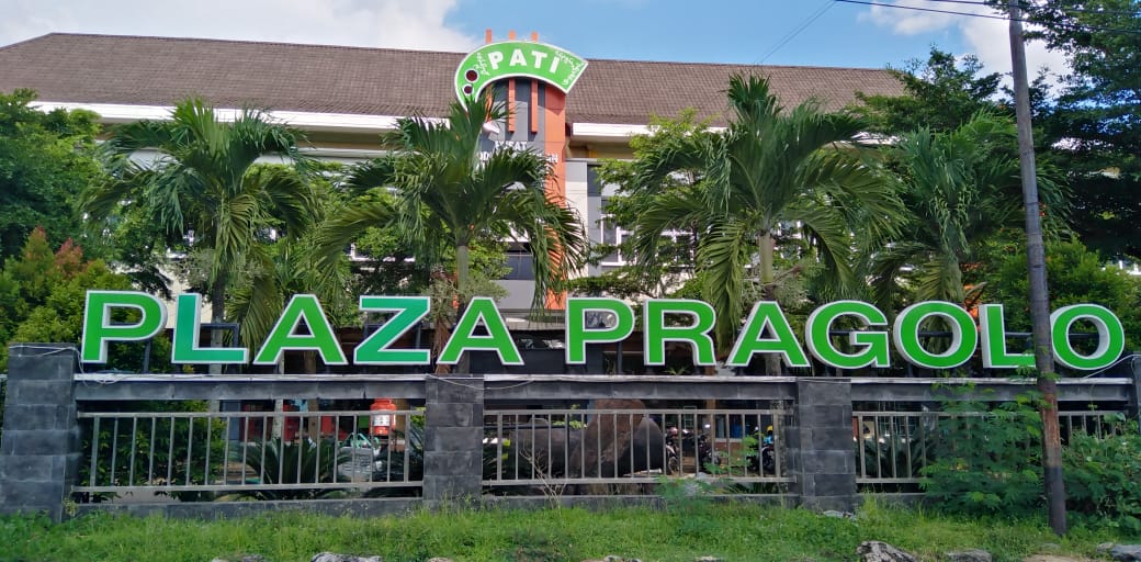 Tampaklah depan gedung Plaza Pragolo Store Pati