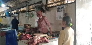 Penjual daging sapi di Pasar Puri Baru