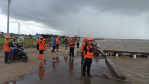 Team BPBD Pati dan lapisan masyarakat melihat tanggul yang jebol untuk nantinya dibuatkan tanggul sementara