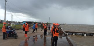 Team BPBD Pati dan lapisan masyarakat melihat tanggul yang jebol untuk nantinya dibuatkan tanggul sementara