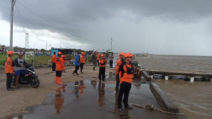 Team BPBD Pati dan lapisan masyarakat melihat tanggul yang jebol untuk nantinya dibuatkan tanggul sementara Team BPBD Pati dan lapisan masyarakat melihat tanggul yang jebol untuk nantinya dibuatkan tanggul sementara