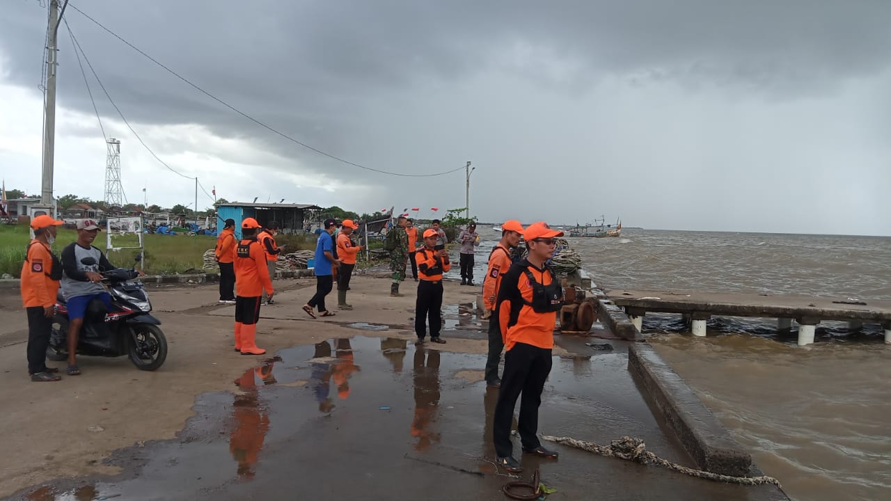 Team BPBD Pati dan lapisan masyarakat melihat tanggul yang jebol untuk nantinya dibuatkan tanggul sementara