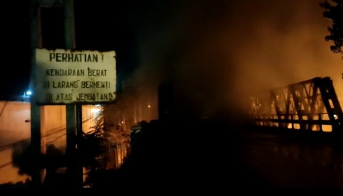 Saat api membakar bangunan petak rumah tinggal warga RT 0 /RW 0 yang berlokasi di bawah kolong Jembatan Juwana.(Foto:SN/dok-sup)