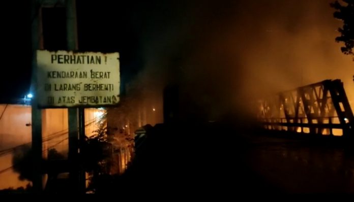 Saat api membakar bangunan petak rumah tinggal warga RT 0 /RW 0 yang berlokasi di bawah kolong Jembatan Juwana.(Foto:SN/dok-sup) Saat api membakar bangunan petak rumah tinggal warga RT 0 /RW 0 yang berlokasi di bawah kolong Jembatan Juwana.(Foto:SN/dok-sup)