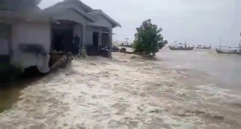 Gelombang Pasang Hantam Kawasan Pesisir Utara Pati