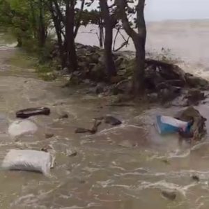 Gelombang pasang yang menghantam rumah warga di pinggir pantai Desa Banyutowo, Kecamatan Dukuhseti dan gelombangpasang cukup tinggi di kawasan pantai tersebut menyebabkan jebolnya tanggul penahan.(Foto:SN/dok-tw)