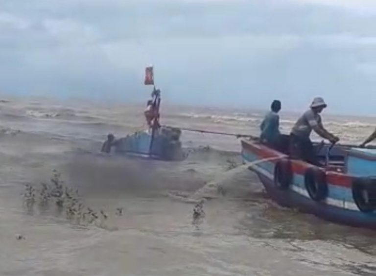 Upaya Kelompok Nelayan Bajomulyo Saat Harus Menyelamatkan Temannya  yang Tenggelam Dihantam Gelombang