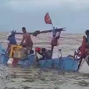 Sekelompok nelayan Desa Bajomulyo saat menyelamatkan teman beserta perahunya yang tenggelam dihantam gelombang di bibir pantai Geneng Tluwuk, Kecamatan Wedarijaksa, Selasa (24/Mei) 2022 siang kemarin.(Foto:SN/dok-jar)