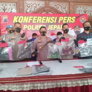 Kapolres Jepara AKBP Warsono saat menunjukkan barang bukti tersangka