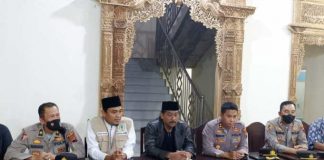 Kapolres Jepara AKBP Warsono dan Ketua DPRD Haizul Ma'arif semalam bertemu dengan masyarakat Desa Muryolobo.(Foto:SN/dok-hp)