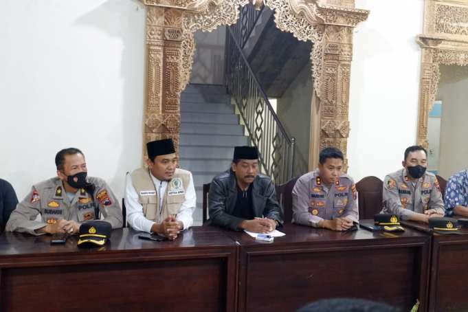 Kapolres Jepara AKBP Warsono dan Ketua DPRD Haizul Ma'arif semalam bertemu dengan masyarakat Desa Muryolobo.(Foto:SN/dok-hp)