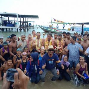 Gantiel Gillen, Lorenz Gillen dan Khalid Mahalatti disambut hangat saat mendarat di pantai Tegalsambi, Minggu (8/Mei) 2022 kemarin.(Foto;SN/dok-hp)