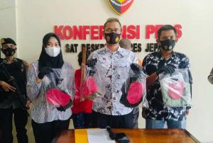 Kasat Reskrim Polres Jepara, AKP Muhammmad Fatchur Rozi tengah menunjukkan barang bukti.(Foto:SN/dok-hp) 