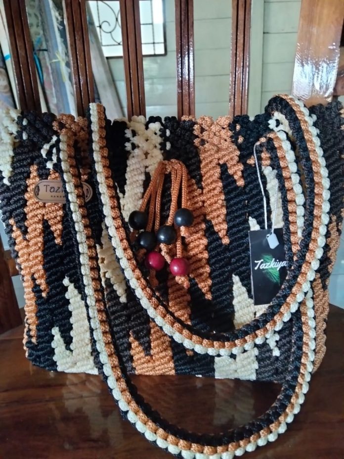 Ragam tas rajut buatan IKM Tazkiya Handmade Ragam tas rajut buatan IKM Tazkiya Handmade