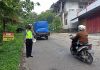 Personil Unit Kamsel Satlantas Polres Pati memantau pengerjaan jln Pati-Grobogan KM 30