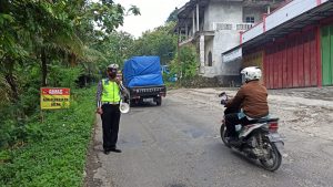 Personil Unit Kamsel Satlantas Polres Pati memantau pengerjaan jln Pati-Grobogan KM 30