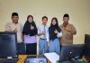 Dua siswa SMA PGRI 2 Kayen saat berfoto bersama dengan guru dan Kepala Sekolah usai meraih juara dua dalam ajang Infomatrix Meksiko