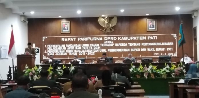 Anggota DPRD Pati dari Fraksi Demokrat, Suryanto saat membacakan pandangan umum fraksi terhadap Raperda pertanggungjawaban pelaksanaan APBD Kabupaten Pati tahun 2021 dalam sidang paripurna, Rabu (8/6/2022)