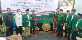 Pengurus DPW PPP Jawa Tengah, Istajib tengah membawa palu untuk memukul gong pada pembukaan Muskercab DPC PPP Pati, Kamis (9/6/2022)