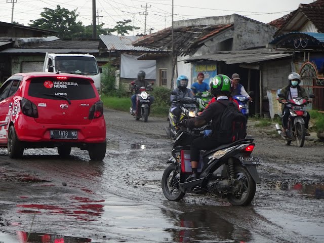 Ruas jalan Pati-Gabus yang dalam kondisi rusak (Foto:sn)