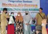 Bupati haryanto memberikan bantuan sembako bagi masyarakat yang terdampak banjir rob di wilayah Kecamatan Tayu
