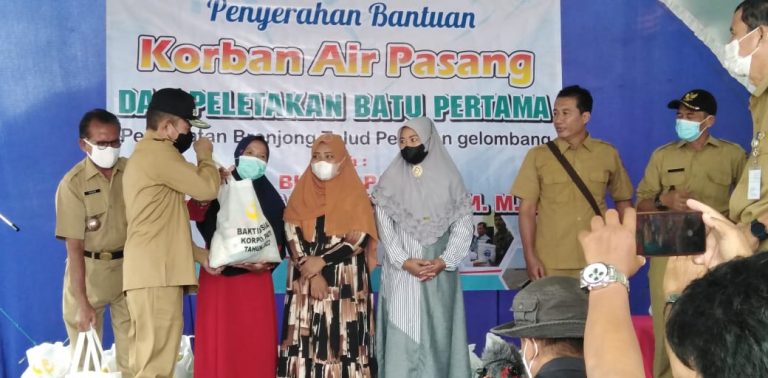 Masyarakat Terdampak Banjir Rob Terima Bantuan Paket Sembako