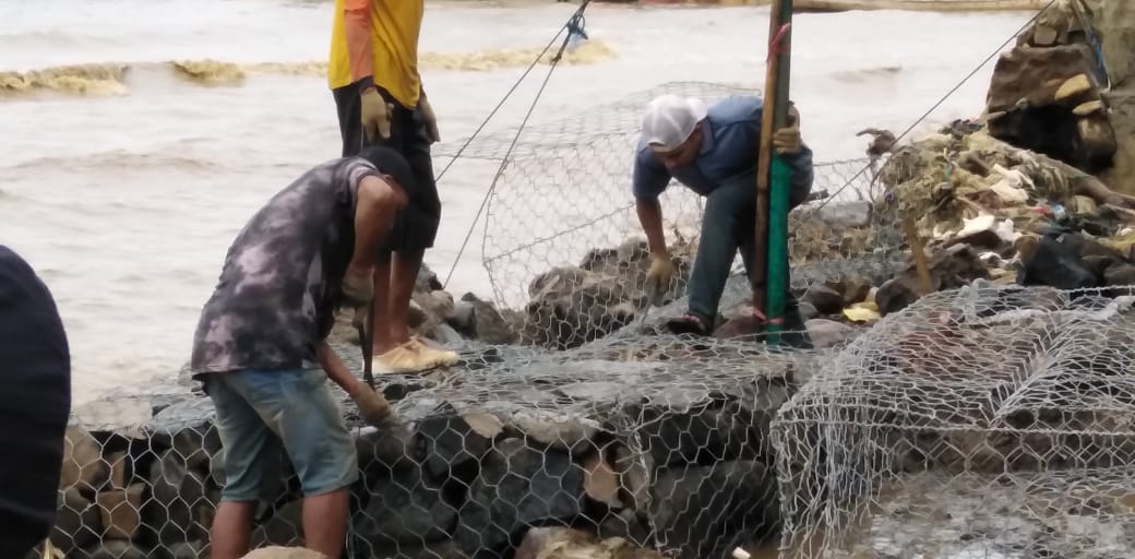 Masyarakat tengah membangun bronjong talud untuk menahan gelombang laut