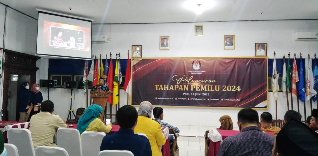 Ketua KPU Kabupaten Pati, Imbang Setiawan saat berpidato sebelum mengikuti peluncuran tahapan Pemilu 2024, di kantor KPU Pati, Selasa (14/6/2022)