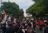 Ribuan anggota BPD Pati menggelar demo menuntut kenaikan gaji di depan Kantor DPRD, Kamis (16/6/2022)