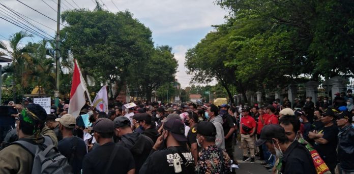 Ribuan anggota BPD Pati menggelar demo menuntut kenaikan gaji di depan Kantor DPRD, Kamis (16/6/2022)
