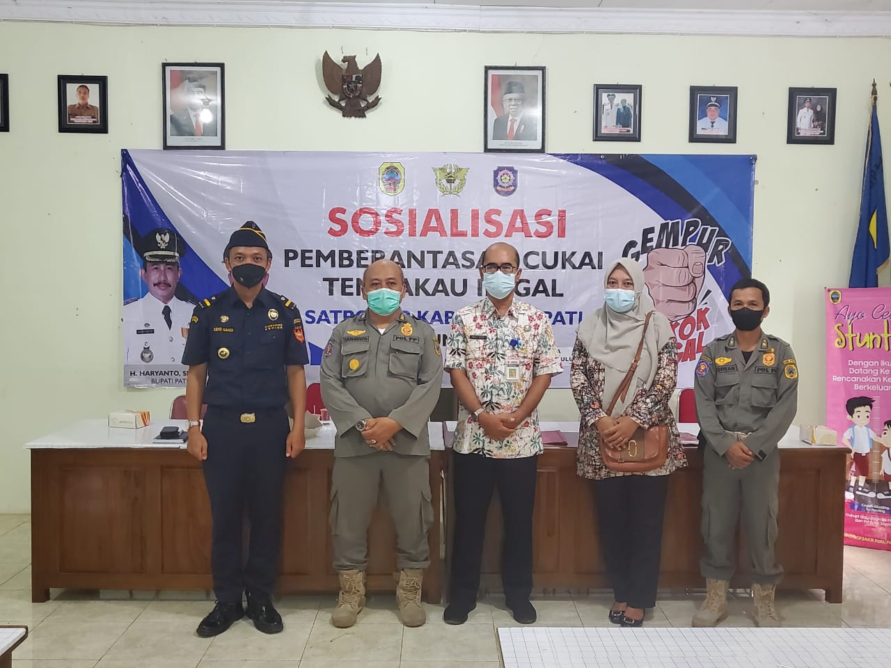 Satpol PP bersama Bea Cukai Kudus dan bagian perekonomian Setda Pati Sosialisasi pemberantasan Cukai Tembakau Ilegal, di Desa Kedungbulus, Gembong, Kamis (16/6/2022)