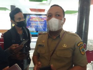 Kepala Dinas Perdagangan dan Perindustrian (Disdagperin) Hadi Santosa (kanan) saat memberikan keterangan kepada wartawan