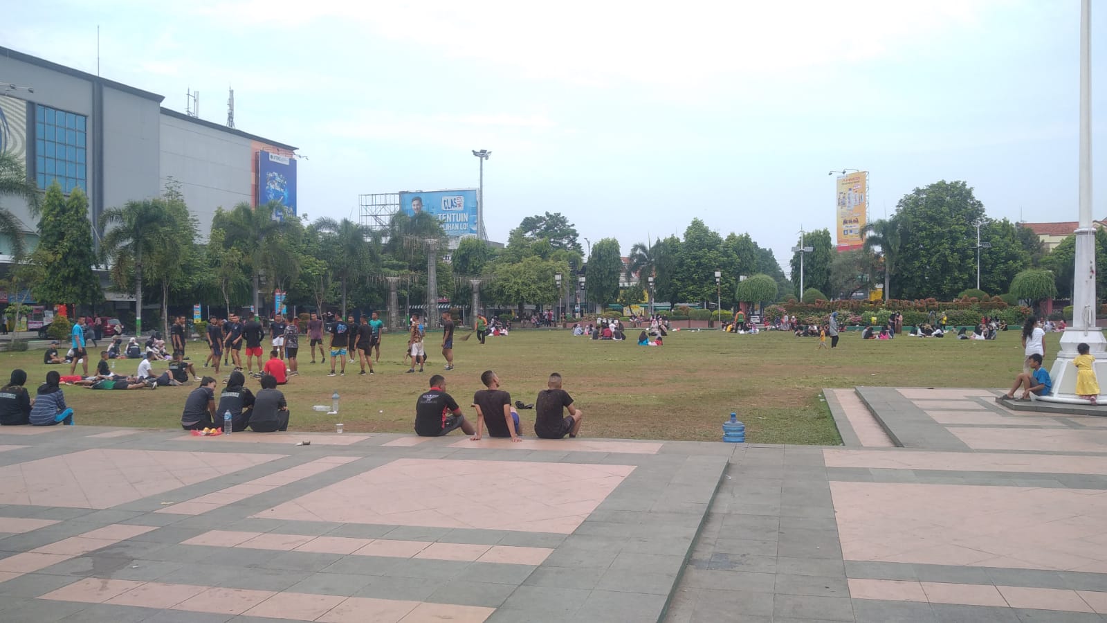 Potret warga menikmati Car Free Day di Kudus