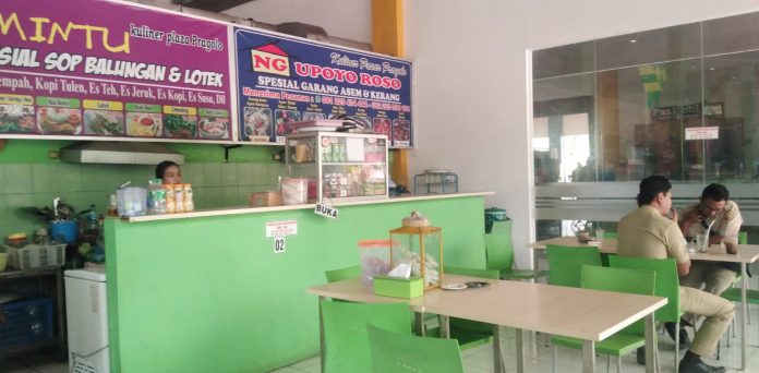 Ristiati, salah satu penjual di Plaza Pragolo mengaku sepi, pembeli dikatakan hanya dari pegawai Disdagperin Ristiati, salah satu penjual di Plaza Pragolo mengaku sepi, pembeli dikatakan hanya dari pegawai Disdagperin