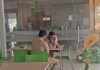 Dua orang tengah menikmati kuliner di foodcourt Plaza Pragolo Store Pati, Selasa (21/6/2022)