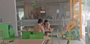 Dua orang tengah menikmati kuliner di foodcourt Plaza Pragolo Store Pati, Selasa (21/6/2022)